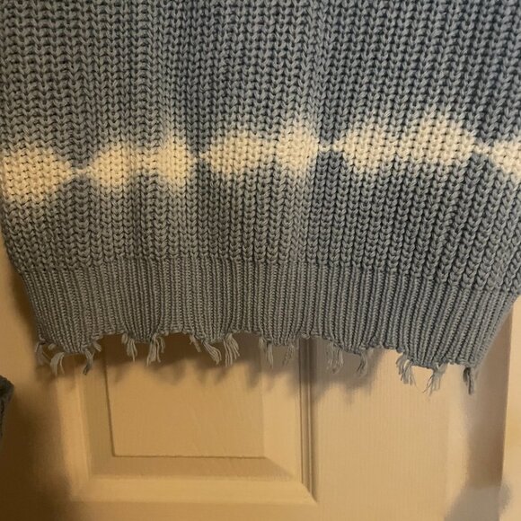 Jessica Simpson Blue and White Tie Dye Fringe Detail Sweater Size Small - Picture 4 of 5